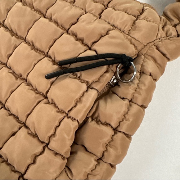 Free People FP Movement Quilted Carry All Tote Beige Overnight Bag Gym Large EUC - Picture 9 of 11